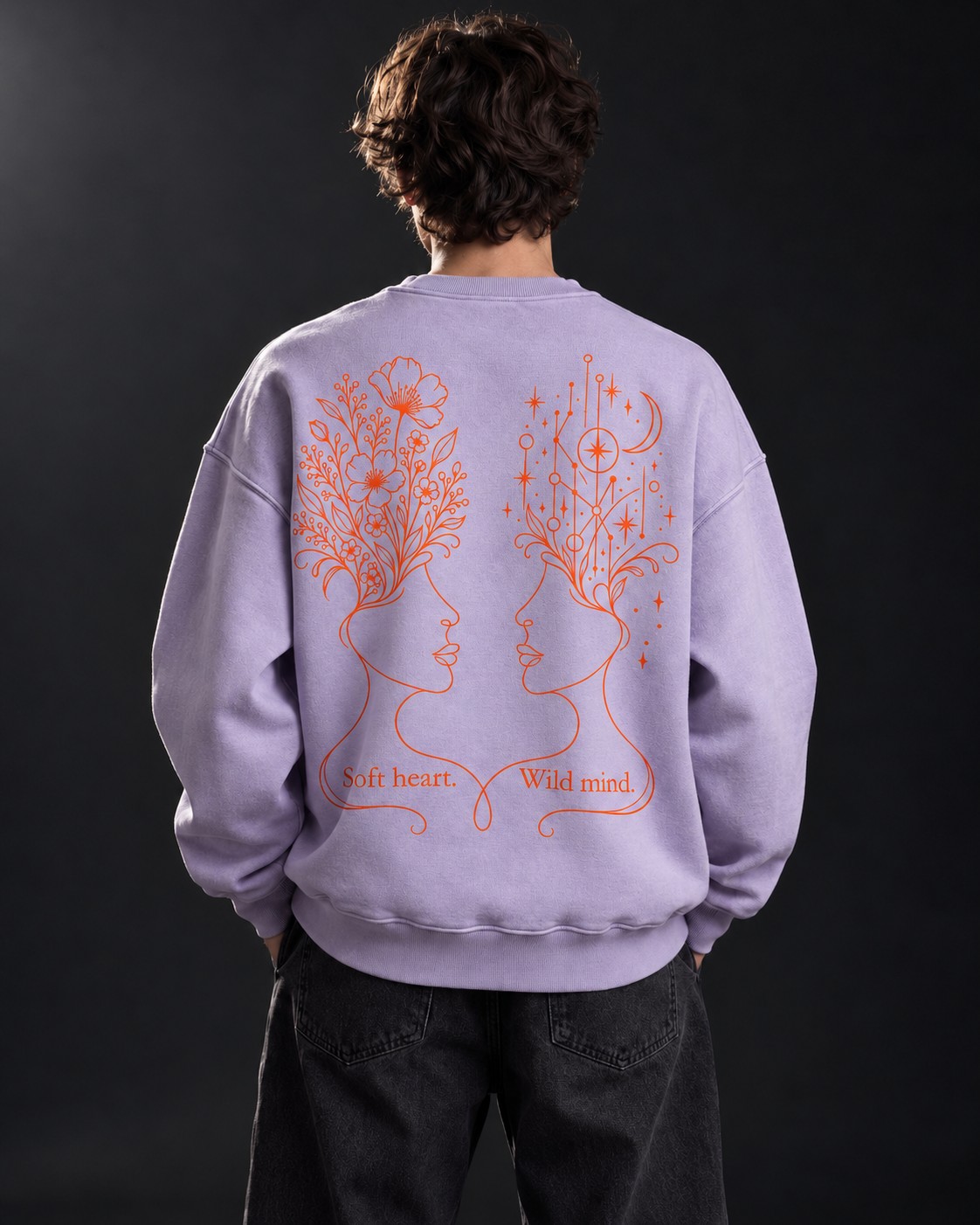 Fliederfarbener Sweater mit orangefarbenem Rückenprint Zarte Dualität