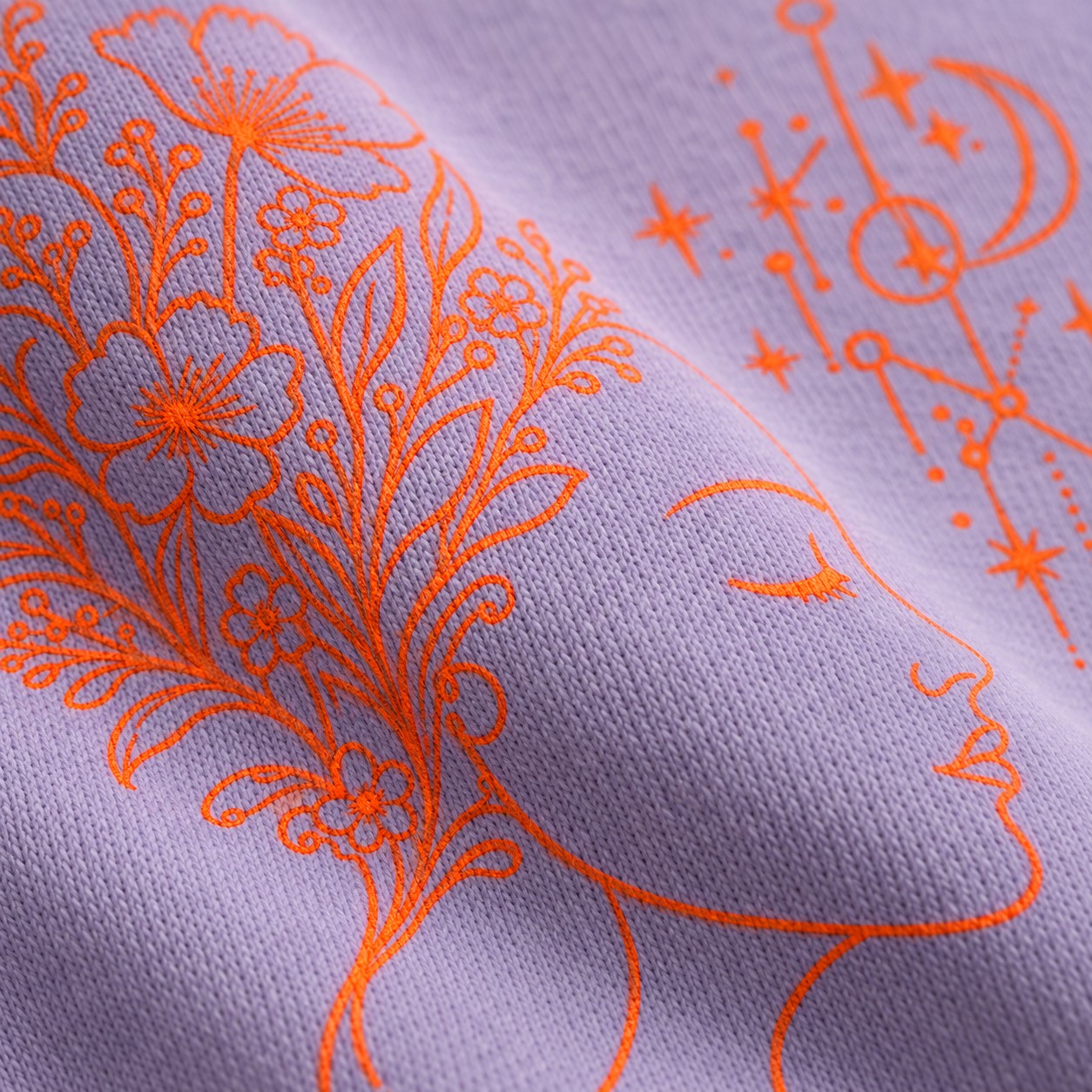 Nahaufnahme der orangefarbenen Linien auf fliederfarbenem Sweatstoff