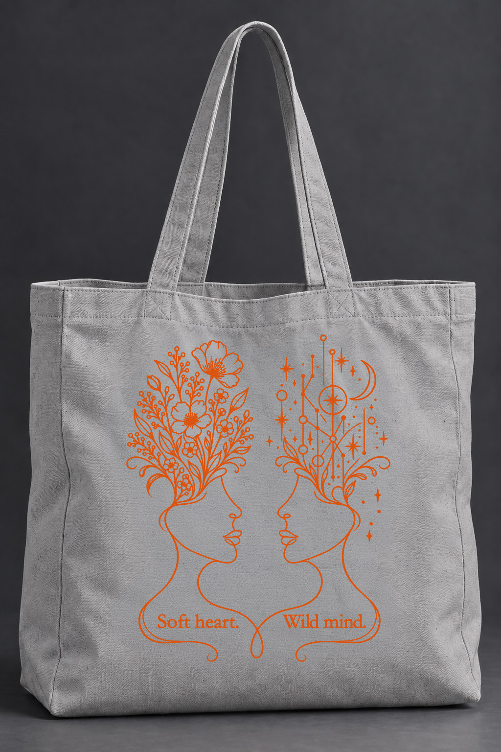 Graue Shopping Bag in Misty Grey mit orangefarbenem Motiv „Zarte Dualität“ und dem Schriftzug „Soft heart. Wild mind.“