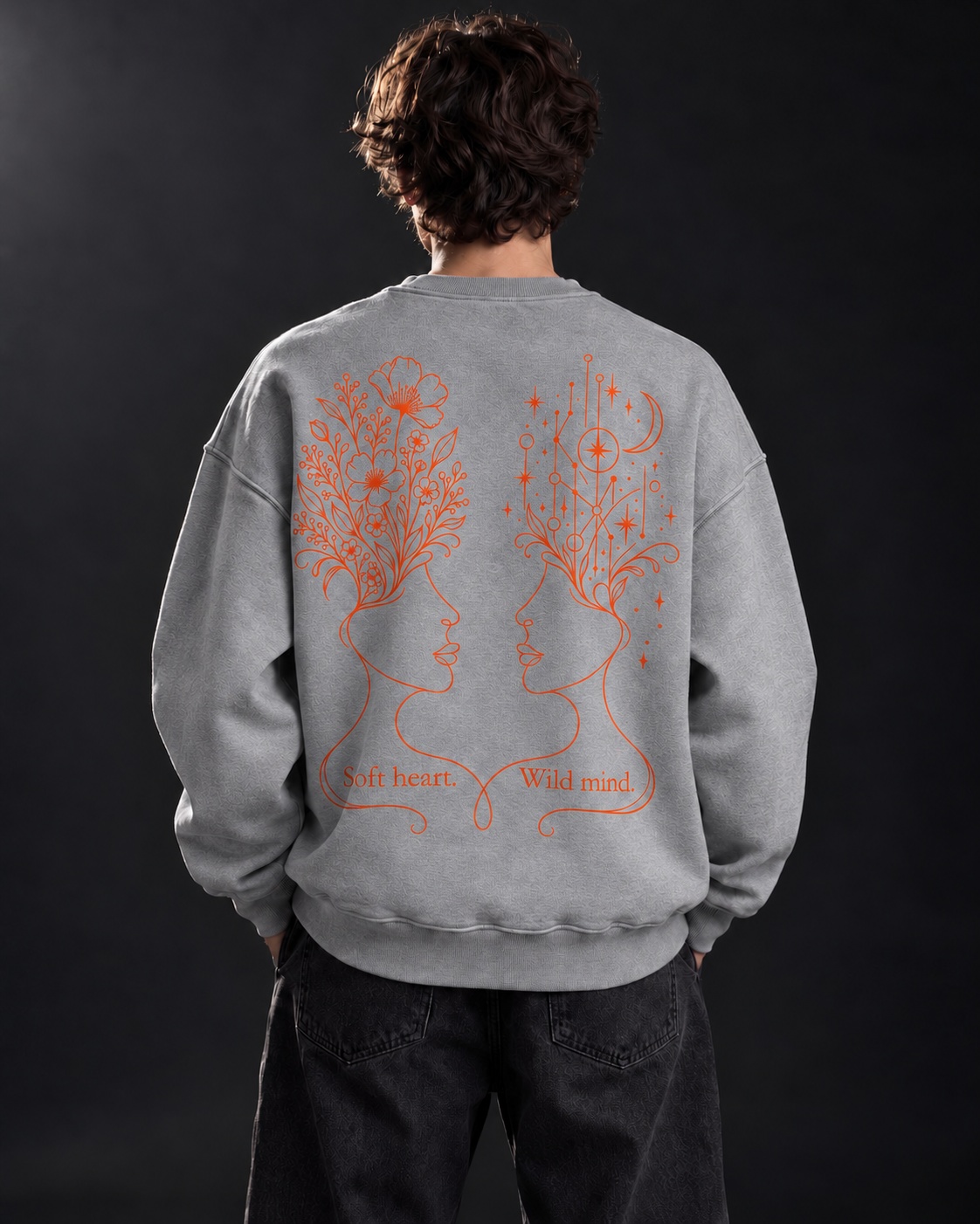 Grauer Sweater der Grounded Edition mit orangefarbenem Motiv „Zarte Dualität“ auf dem Rücken
