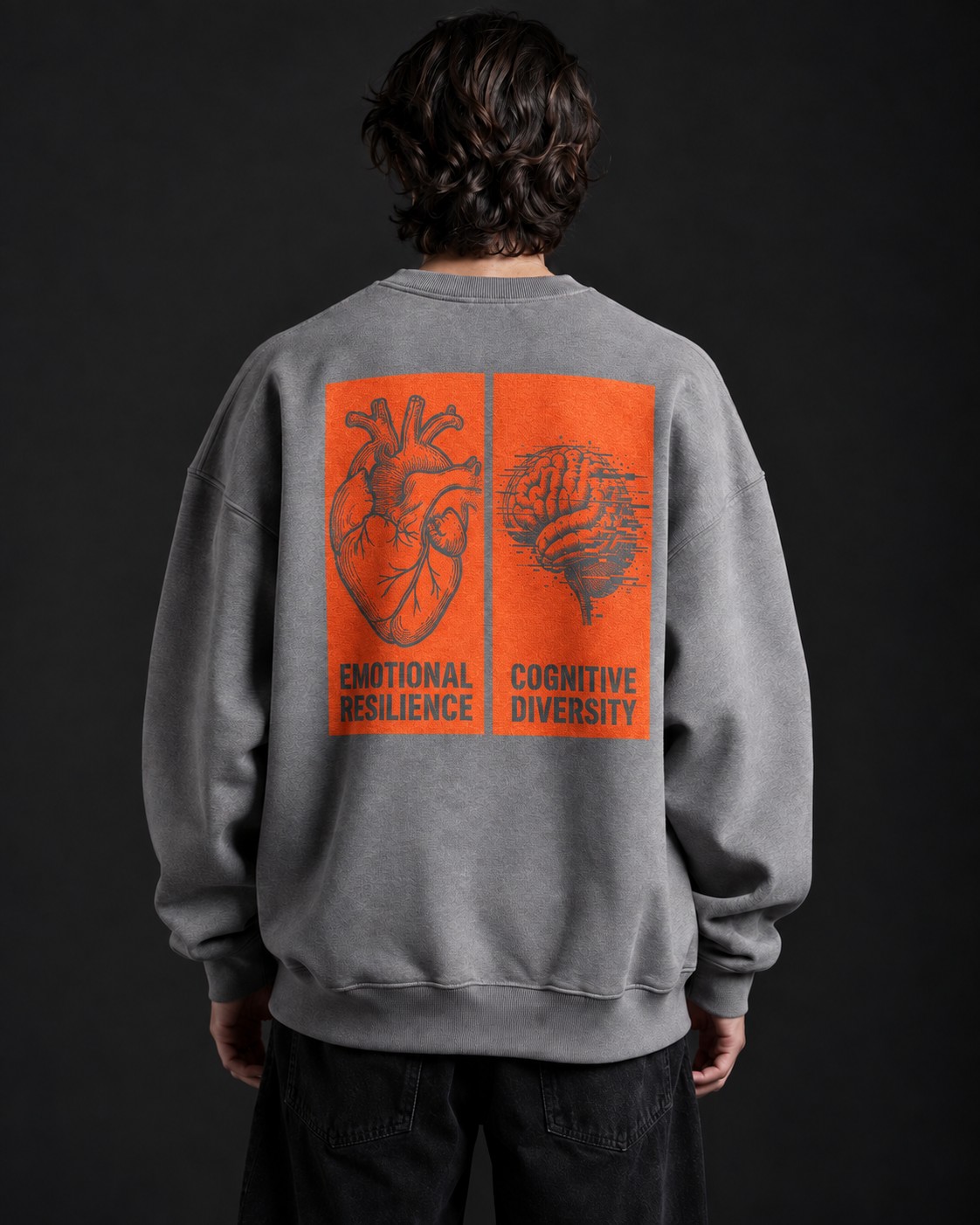 Grauer Sweater mit orangefarbenem Herz-Gehirn-Motiv „Massiver Split-Block“ auf dem Rücken